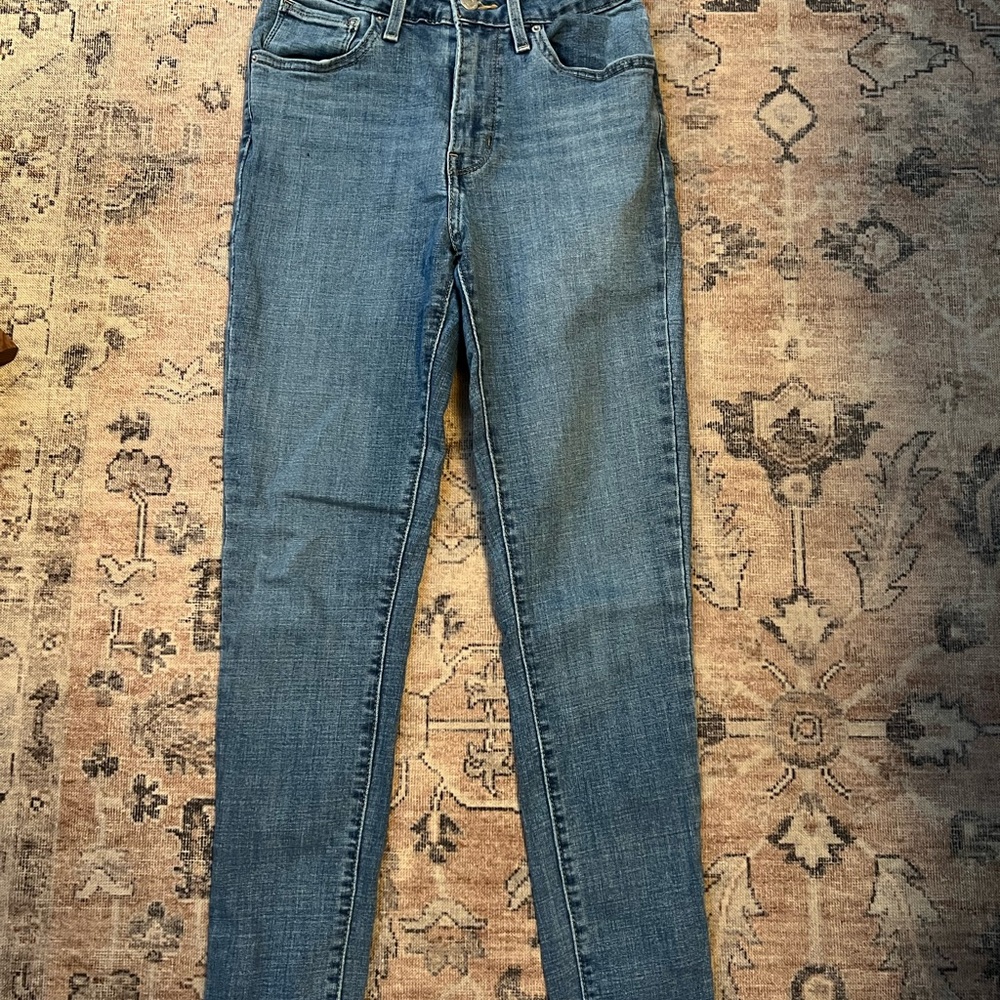 Classic LEVIS High-Rise Skinny Jeans in Medium Blue